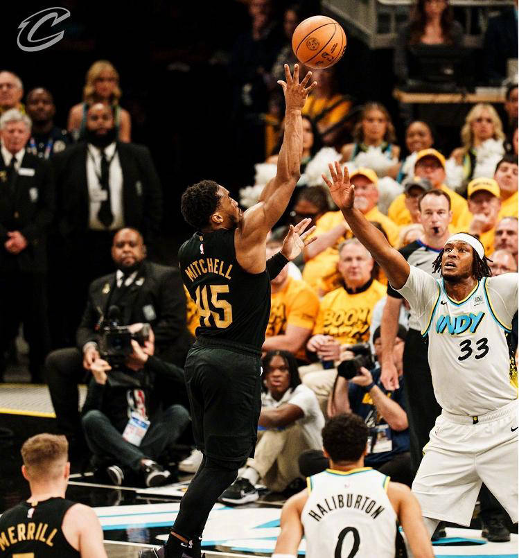 米切尔复出首战,爵士状态火爆,迎来胜利成为焦点!